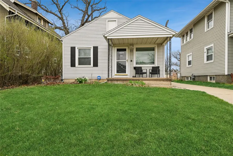 813 Oakland Road Ne, Cedar Rapids, IA 52402 - #2