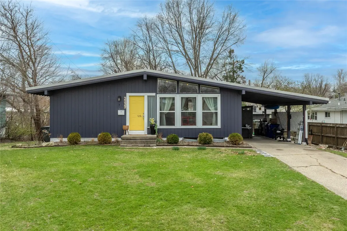 2237 Evergreen Street Ne, Cedar Rapids, IA 52402 - #1