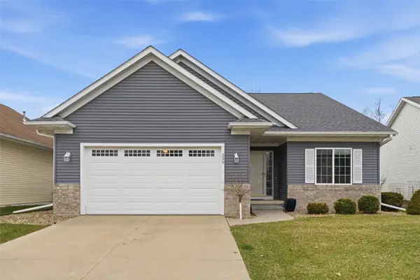 220 S Blairsferry Crossing, Hiawatha, IA 52233