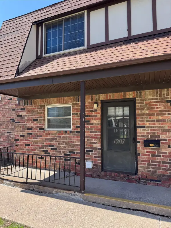 1207 21st Ave Place, Coralville, IA 52241