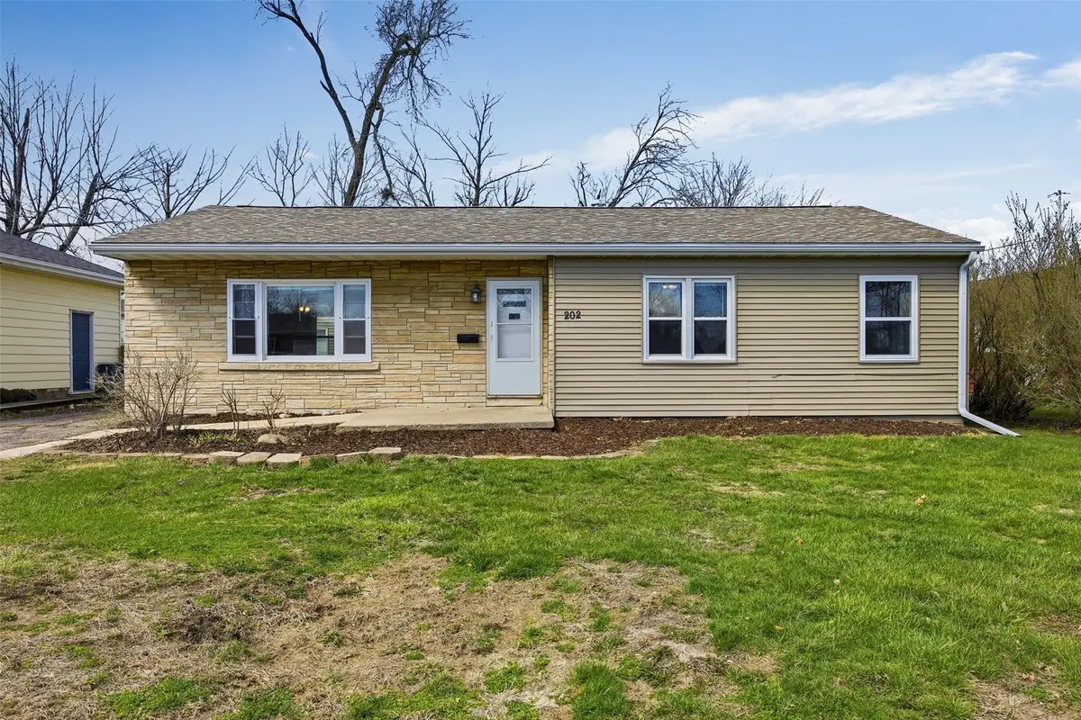 202 6th Avenue, Hiawatha, IA 52233 - #1