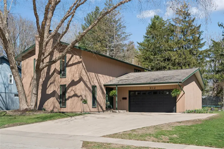 912 Juniper Dr, Iowa City, IA 52245 - #2