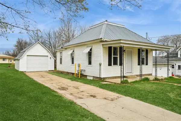 28 W Maple Street, Central City, IA 52214