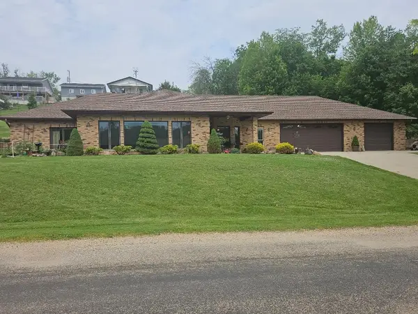 1326 Lakeshore Drive, Brooklyn, IA 52211
