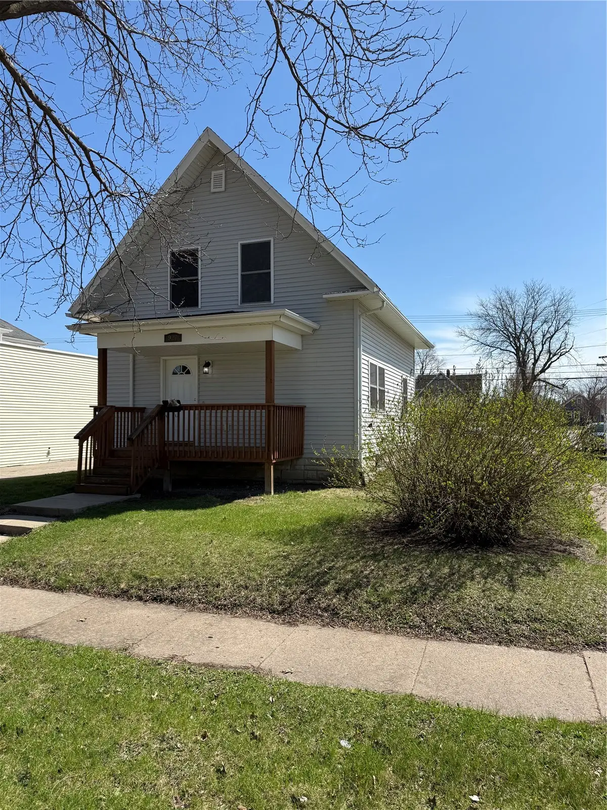 927 F Avenue Nw, Cedar Rapids, IA 52405 - #1