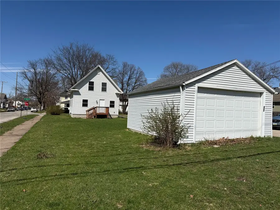 927 F Avenue Nw, Cedar Rapids, IA 52405 - #2