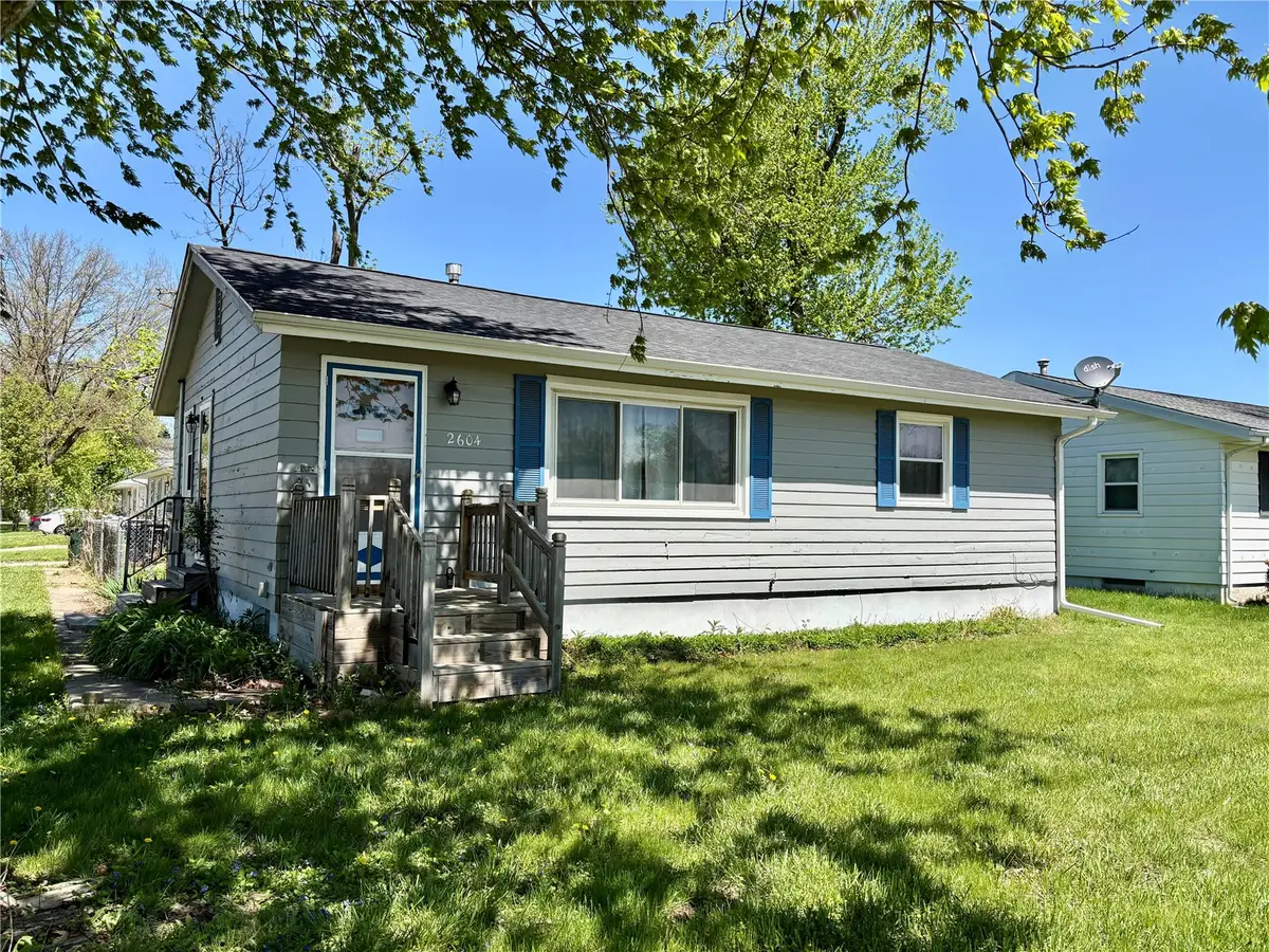 2604 E Avenue Nw, Cedar Rapids, IA 52405 - #1