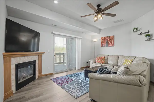 250 Cimarron Drive #114, Hiawatha, IA 52233