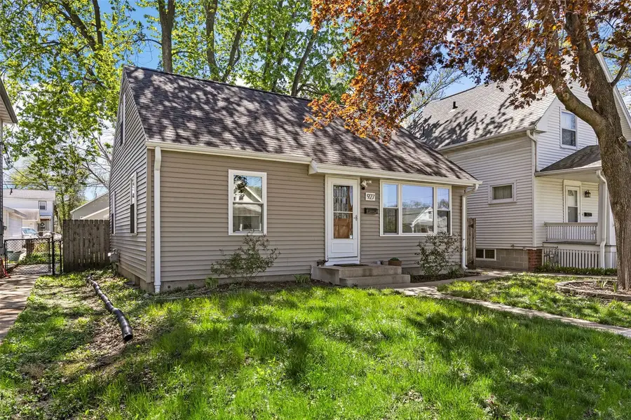 927 G Avenue Nw, Cedar Rapids, IA 52405 - #2