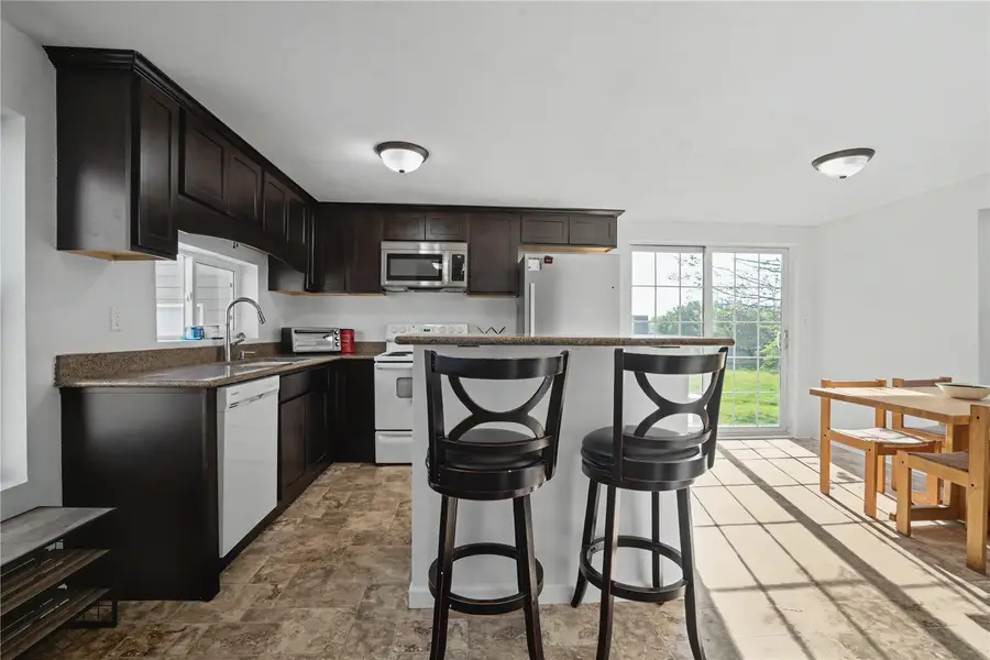 250 Vanderbilt St, Fairfax, IA 52228 - #3