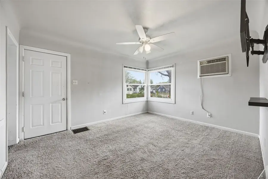 915 Center Point Road Ne, Cedar Rapids, IA 52402 - #3