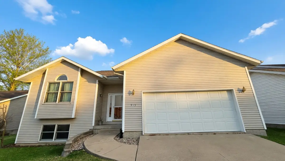 913 Ashford Ne, Cedar Rapids, IA 52402 - #1
