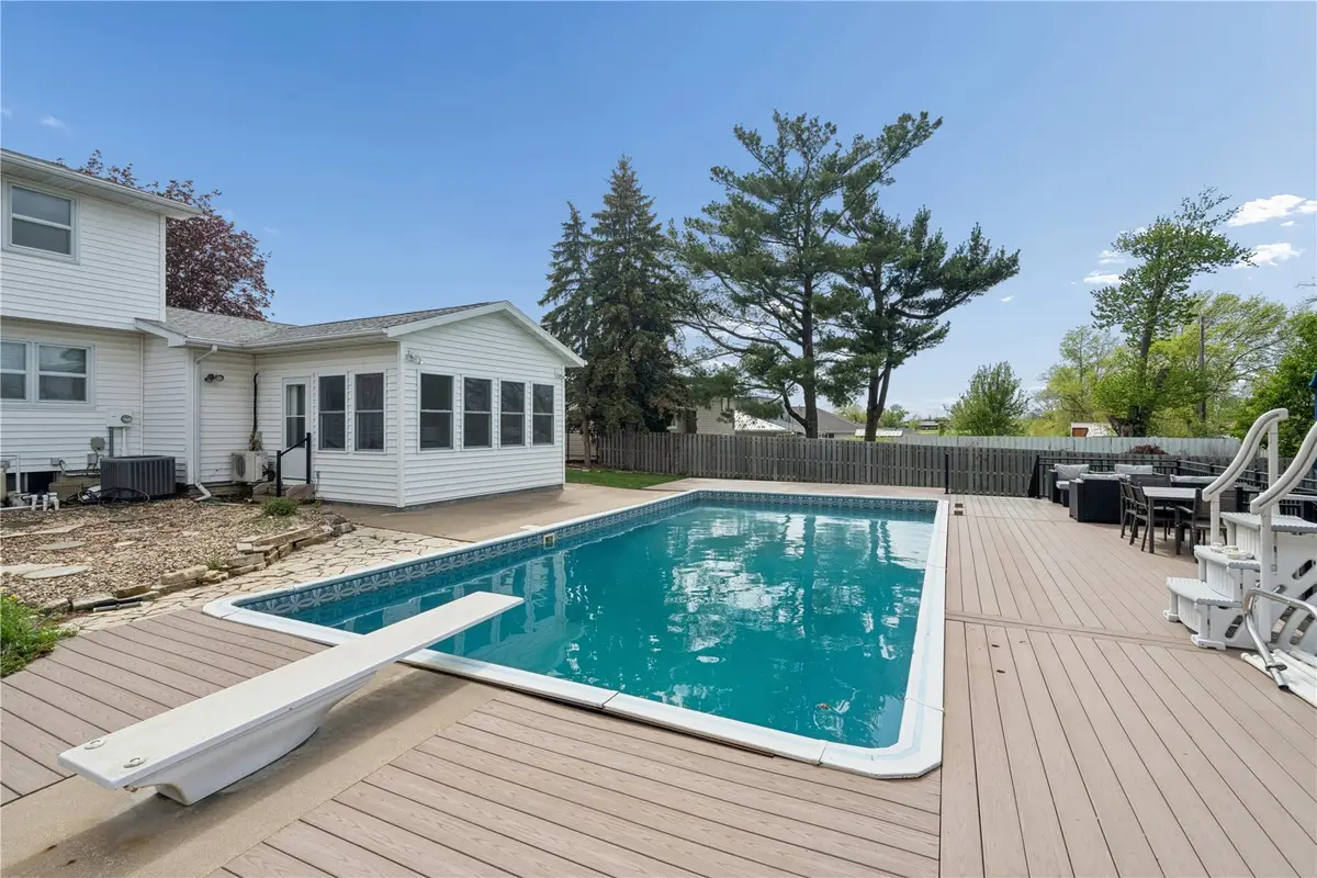 3614 Sue Ln, Cedar Rapids, IA 52405 - #1