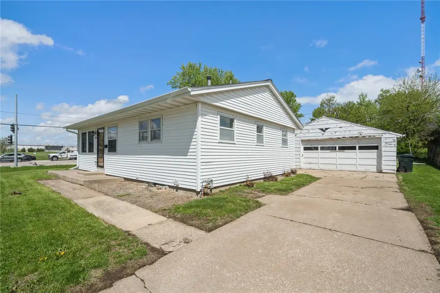 4747 F Avenue Ne, Cedar Rapids, IA 52402 - #2