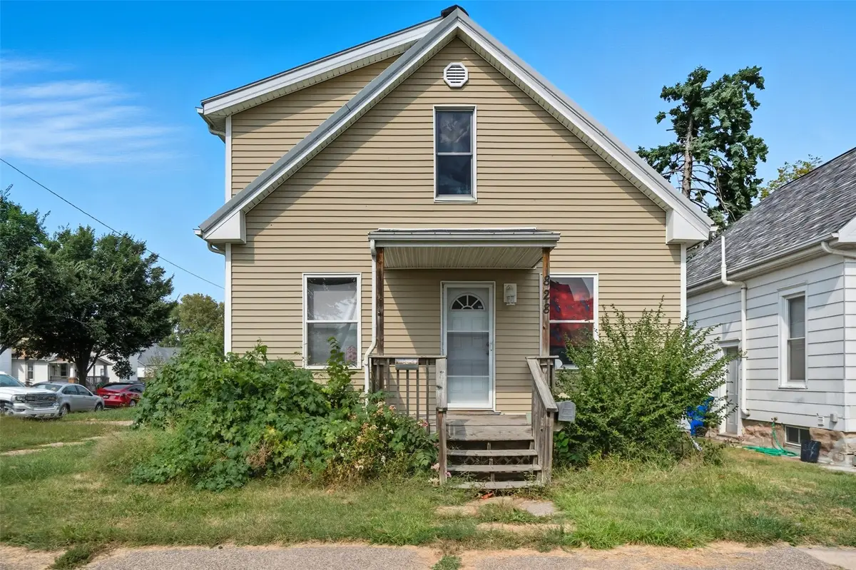 828 8th Avenue Sw, Cedar Rapids, IA 52404 - #1