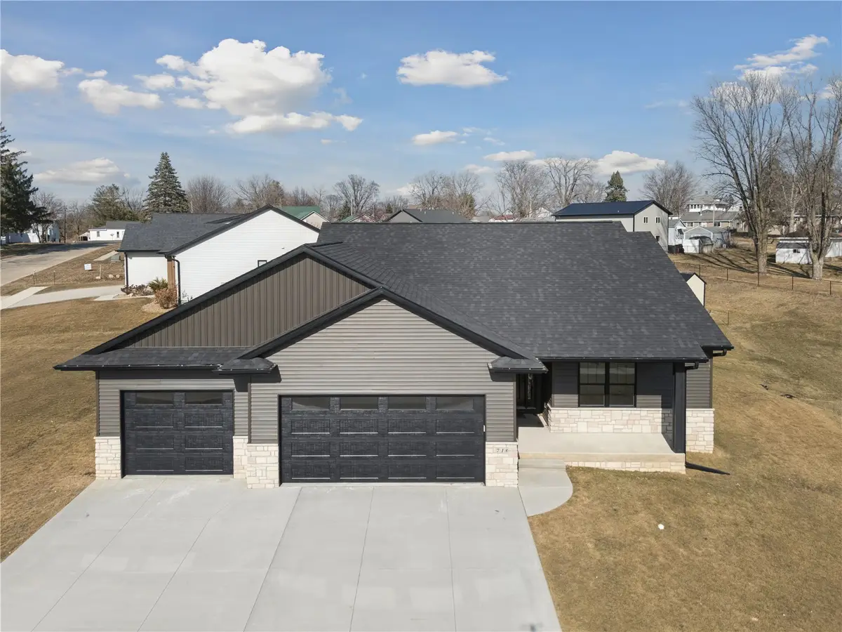 718 Pointer Circle, Center Point, IA 52213 - #1