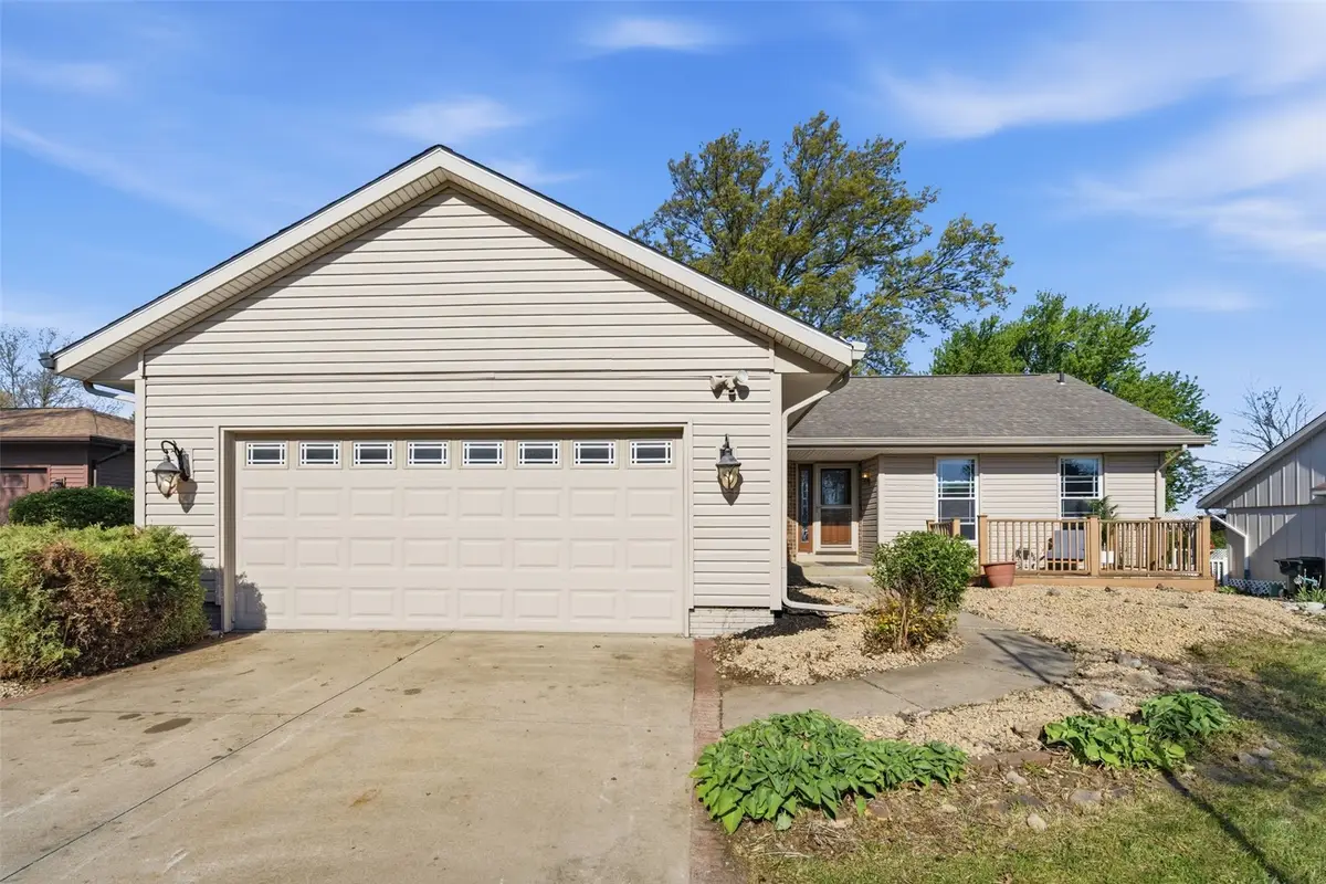 210 Stone Hedge Drive Nw, Cedar Rapids, IA 52405 - #1