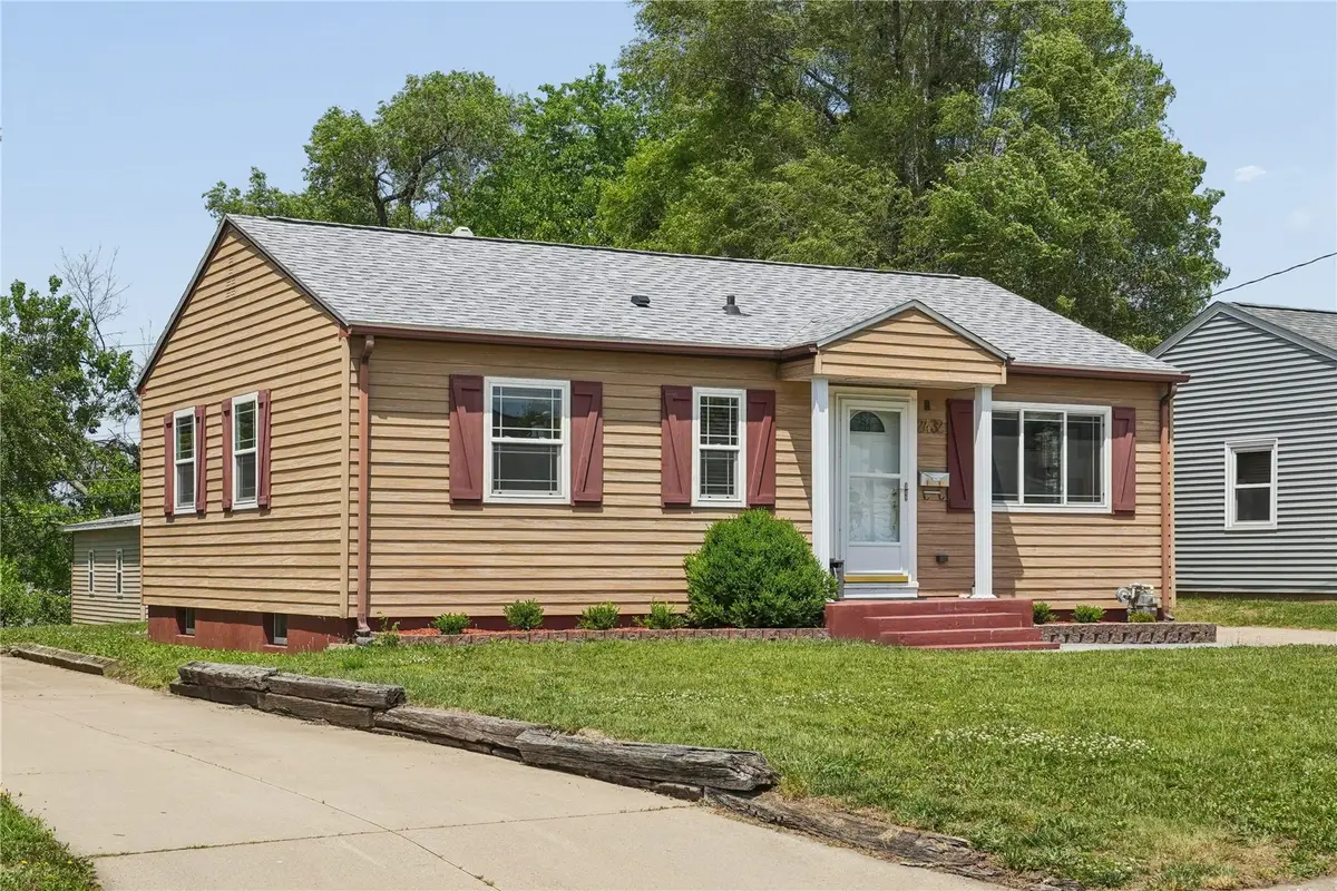 2432 9th Avenue Sw, Cedar Rapids, IA 52404 - #1
