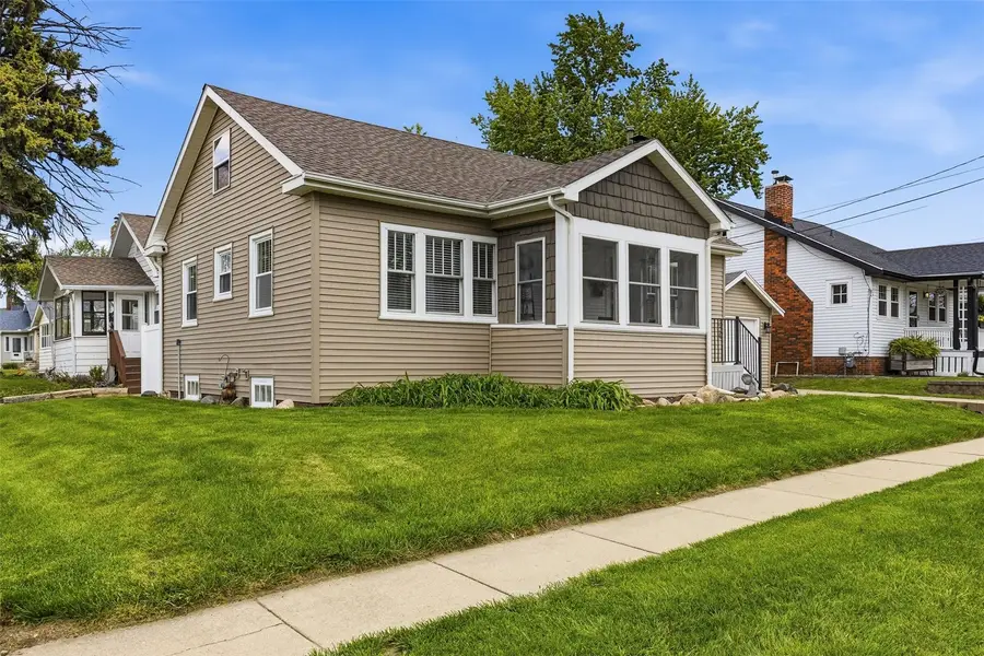 330 24th St Ne, Cedar Rapids, IA 52402 - #2