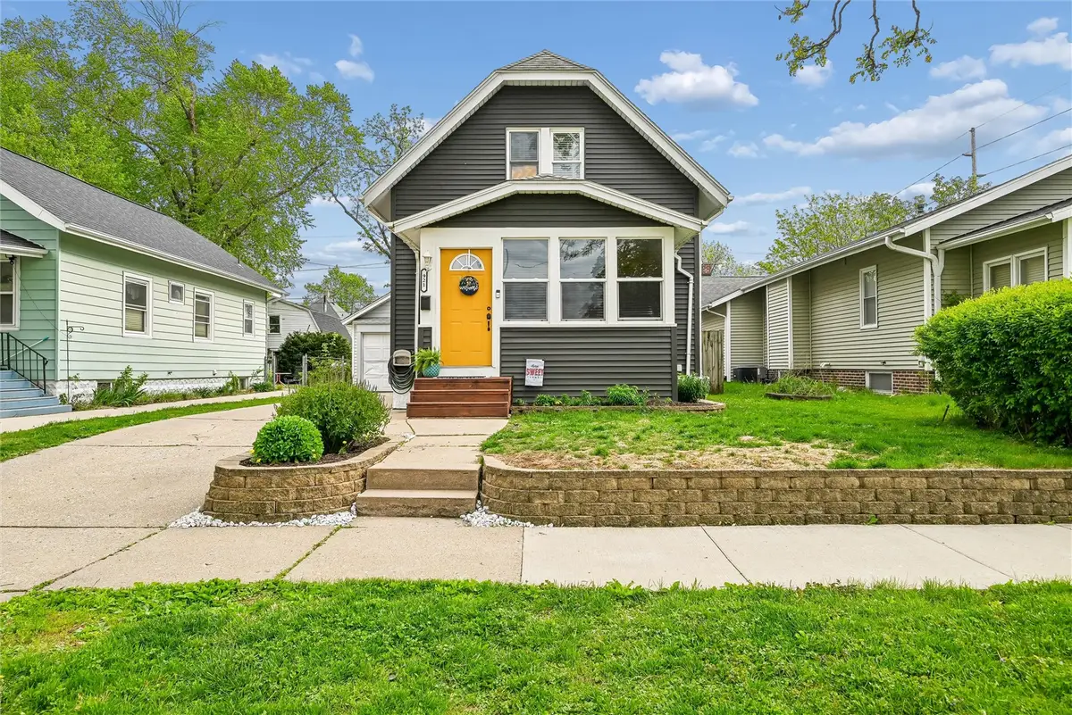 921 H Avenue Nw, Cedar Rapids, IA 52405 - #1