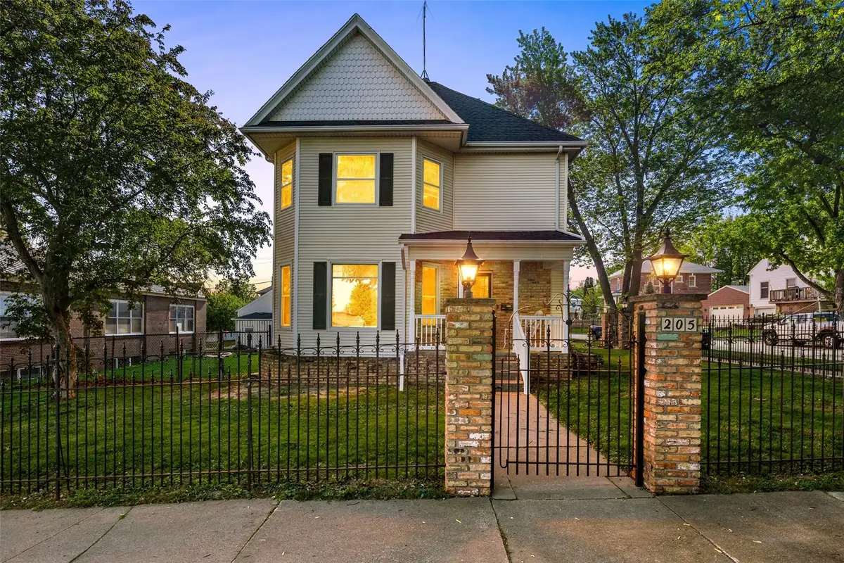 205 S Ford Street, Anamosa, IA 52205 - #1
