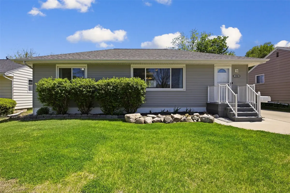 2906 Russell Drive Ne, Cedar Rapids, IA 52402 - #1