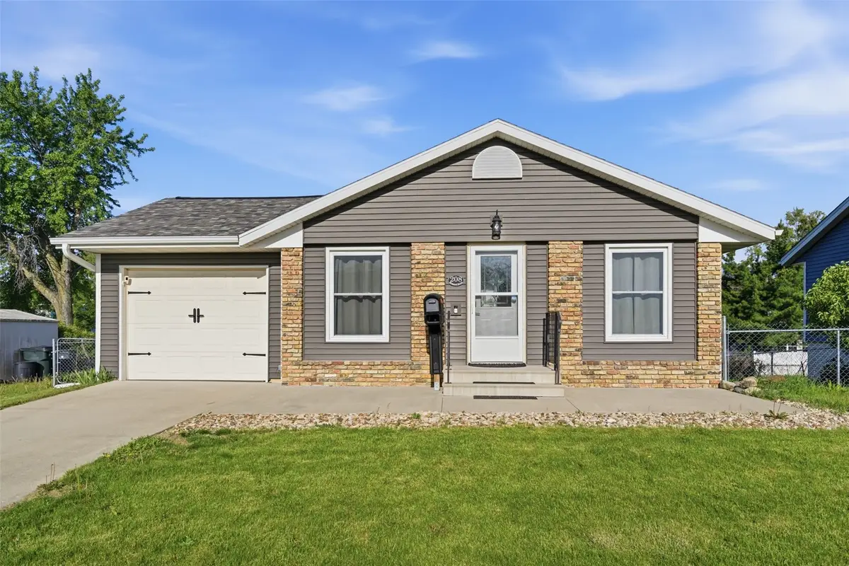 208 Atwood Drive Sw, Cedar Rapids, IA 52404 - #1