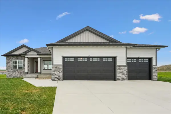 1537 Deerfield Dr, Fairfax, IA 52228