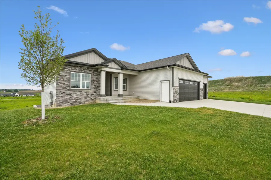 1537 Deerfield Dr, Fairfax, IA 52228 - #2