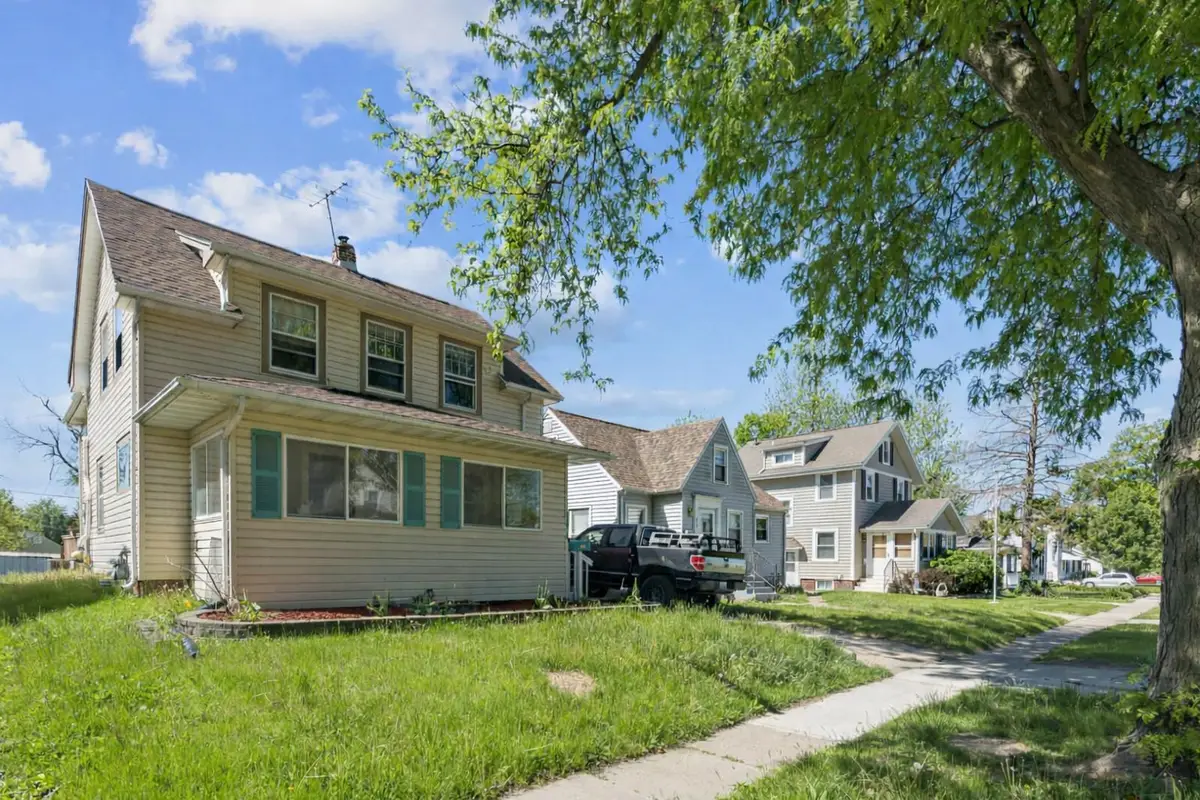 615 34th Street Ne, Cedar Rapids, IA 52402 - #1