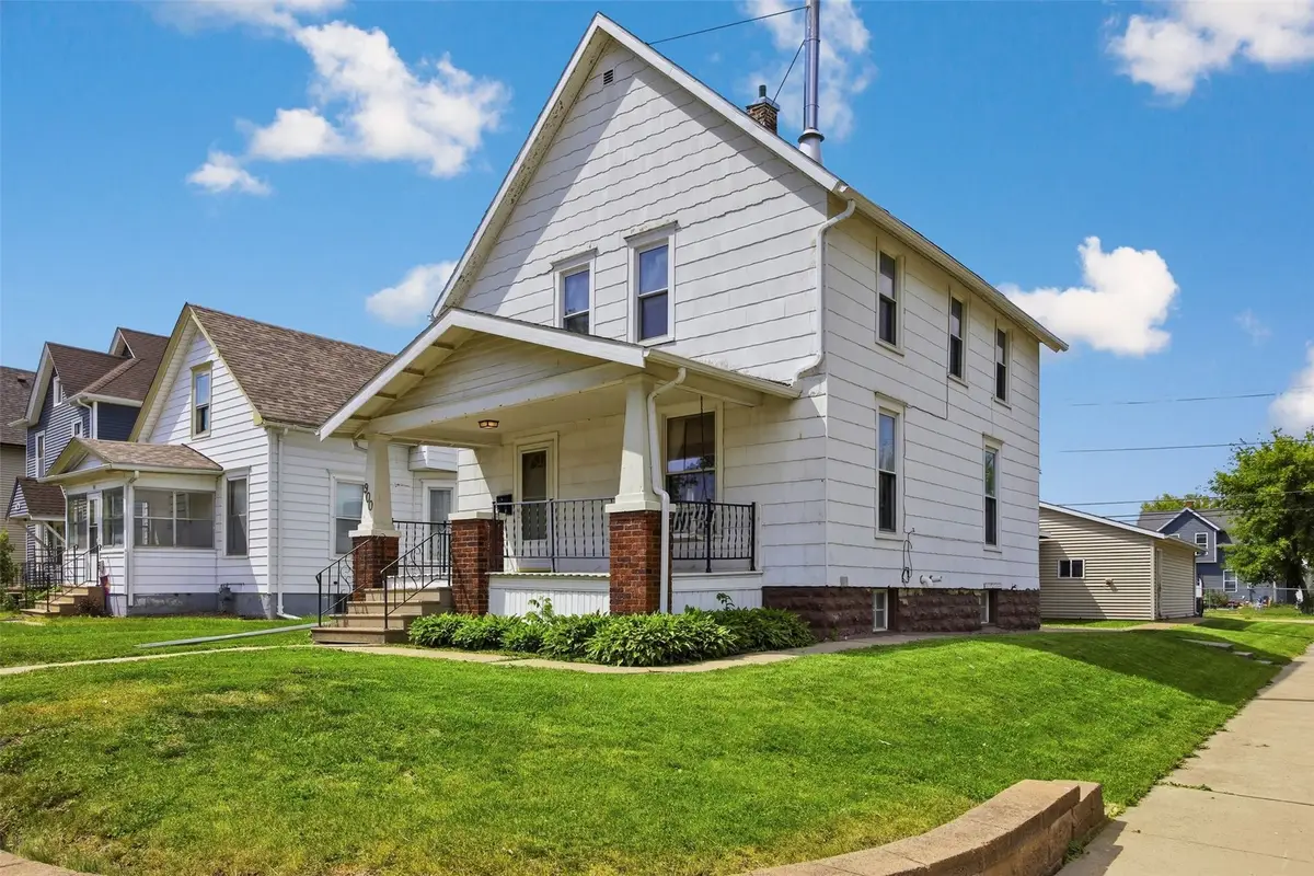 900 E Avenue Nw, Cedar Rapids, IA 52405 - #1