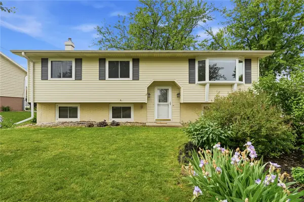 1069 Emmons St, Hiawatha, IA 52233