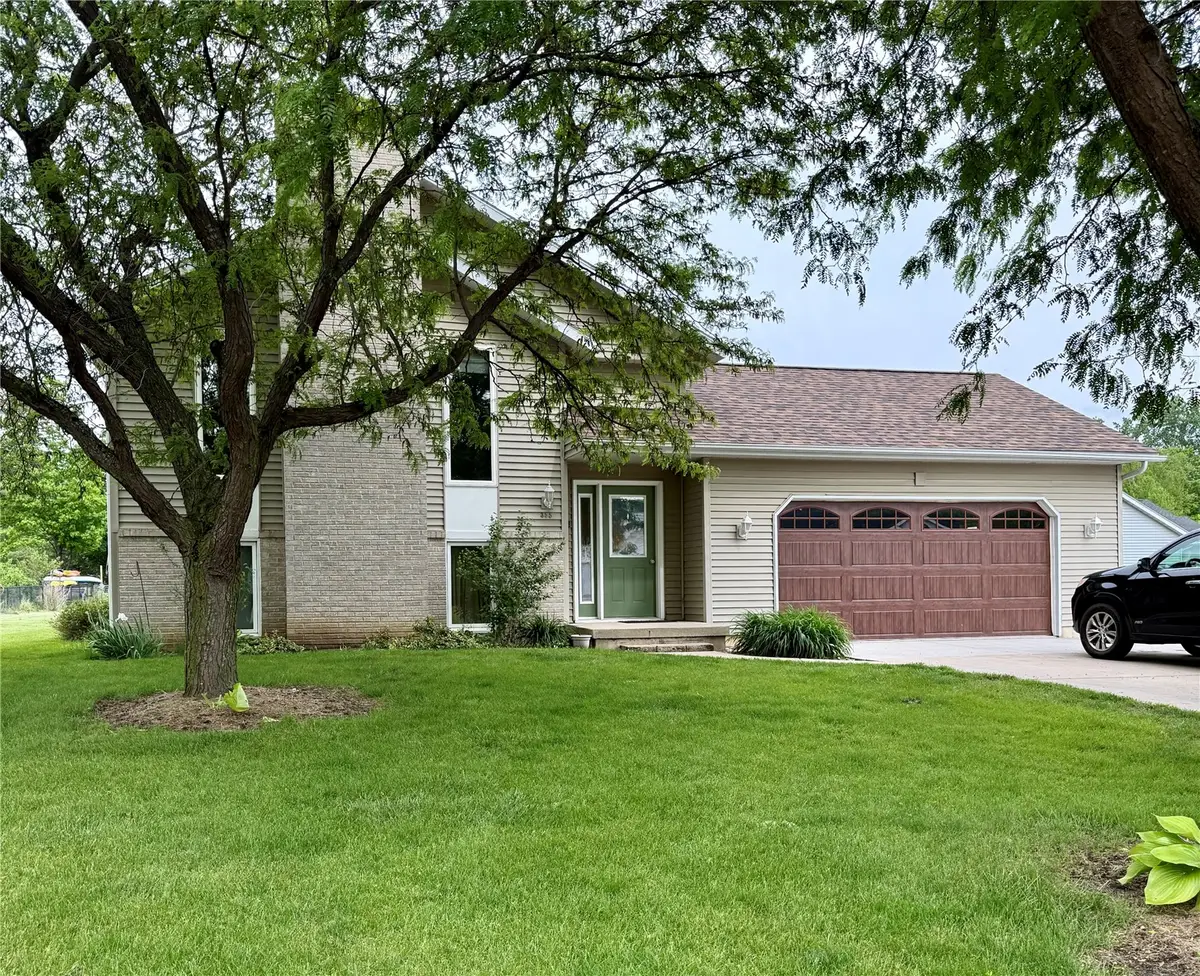 355 Wolf Valley Road, Hiawatha, IA 52233 - #1