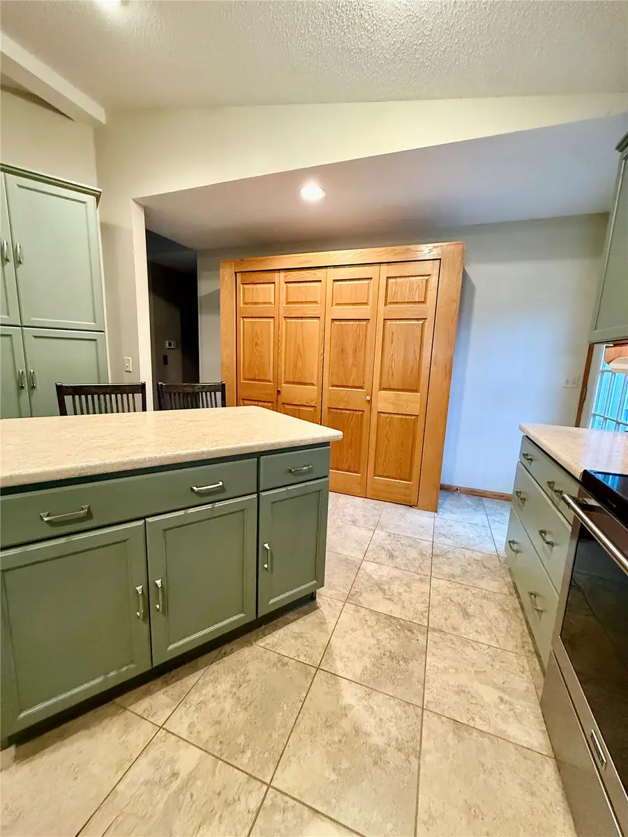 355 Wolf Valley Road, Hiawatha, IA 52233 - #3