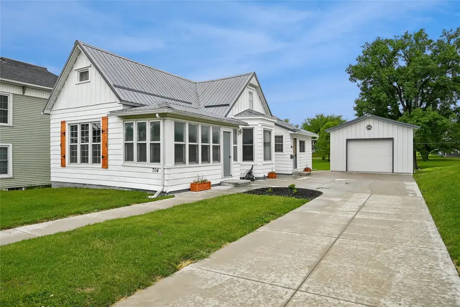 704 15th Street, Belle Plaine, IA 52208 - #2