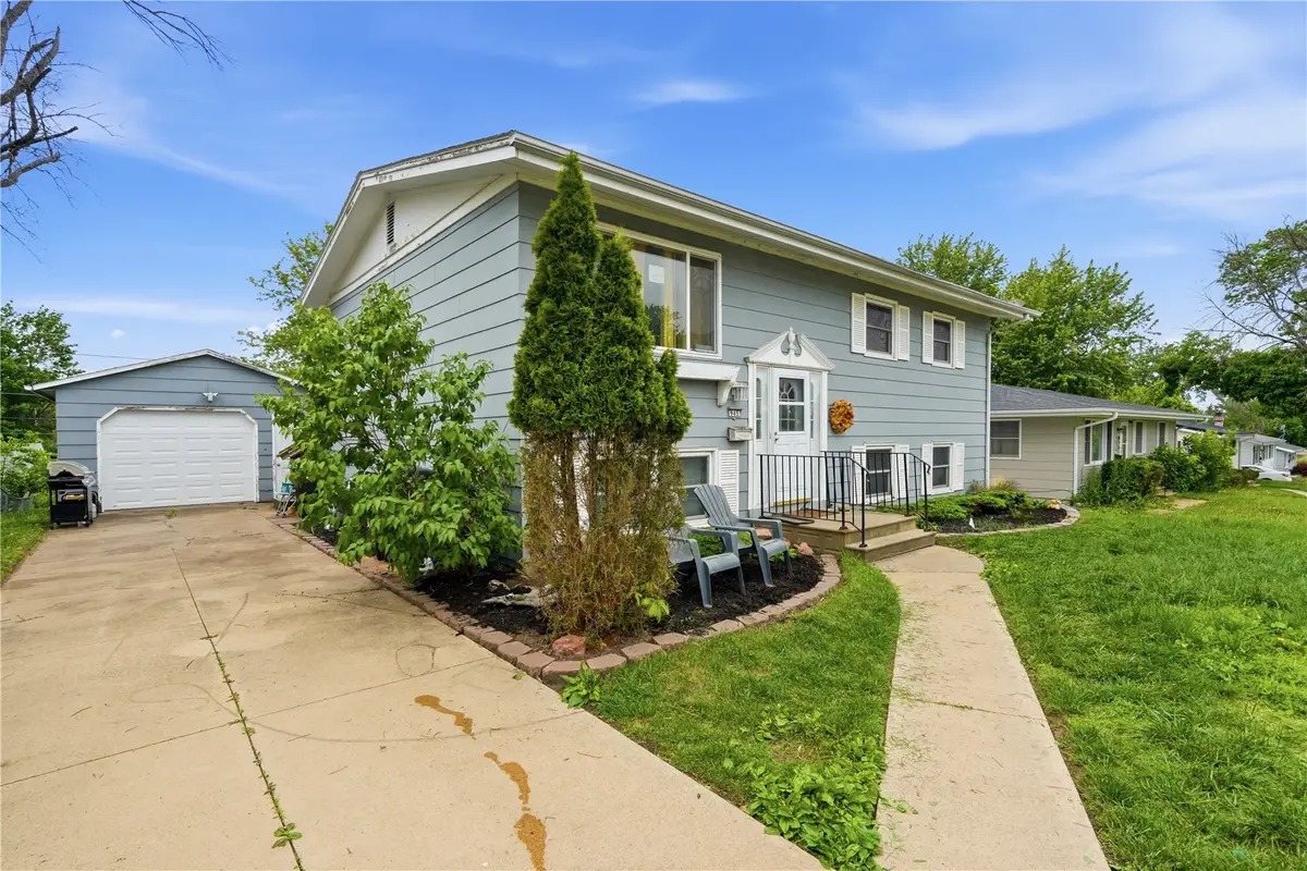 945 Westview Dr, Marion, IA 52302 - #1