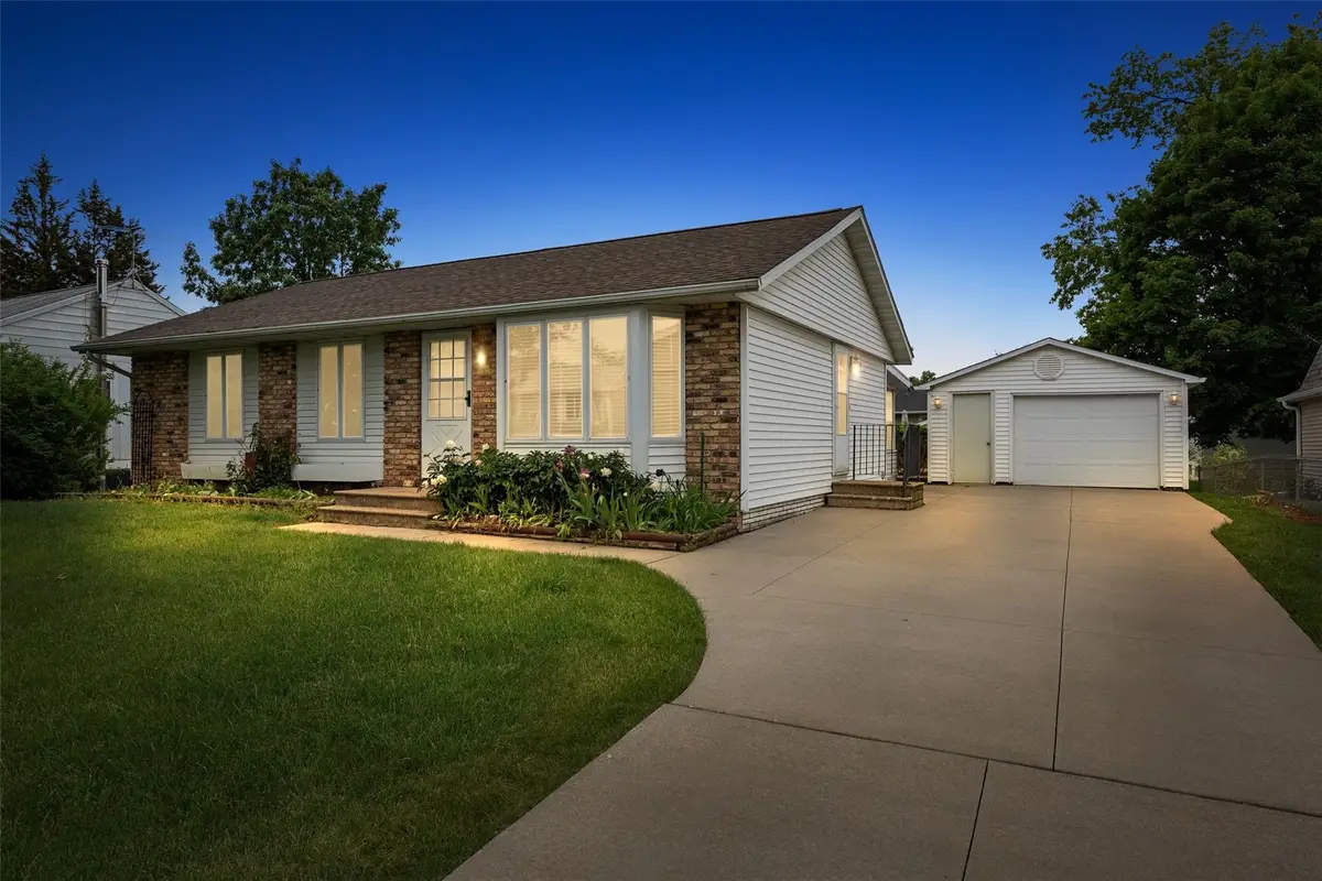 6715 Inwood Ln Ne, Cedar Rapids, IA 52402 - #1