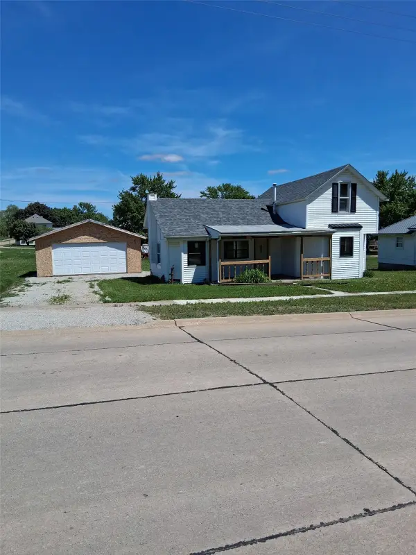 4 Wood St, Urbana, IA 52345