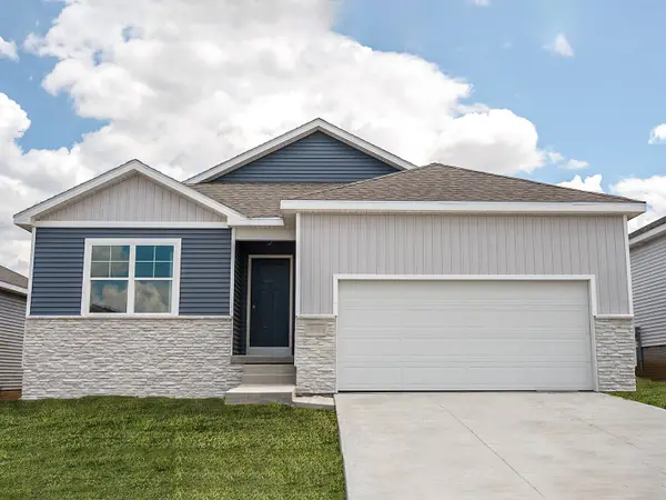 2876 Grassland Court, Hiawatha, IA 52233