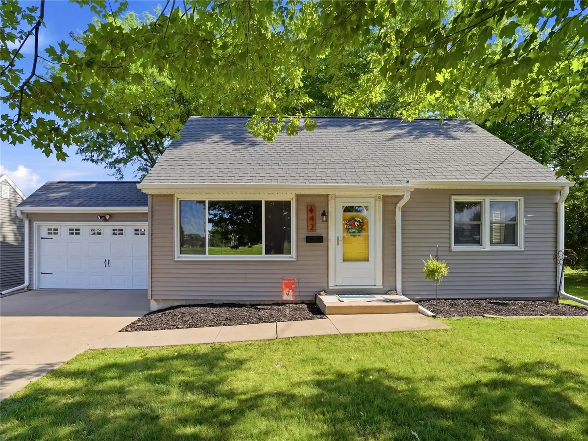 642 38th Street Ne, Cedar Rapids, IA 52402 - #1