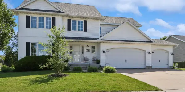 105 17th Avenue Court, Hiawatha, IA 52233