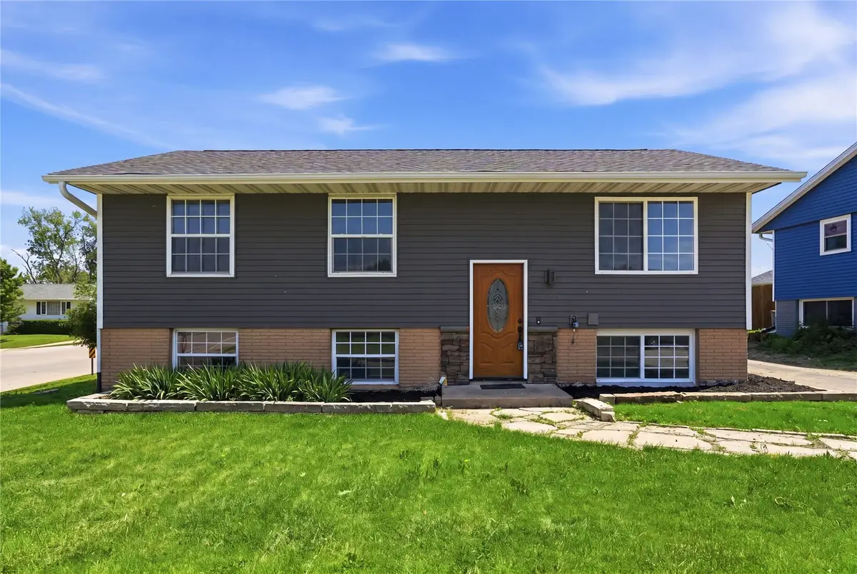 3305 Dunham Dr Sw, Cedar Rapids, IA 52404 - #1