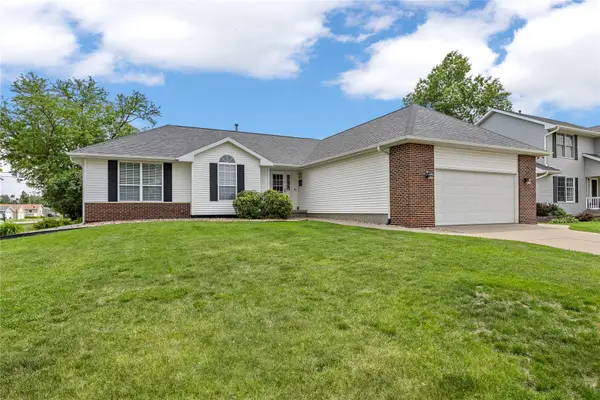 1405 Lyndhurst Dr, Hiawatha, IA 52233