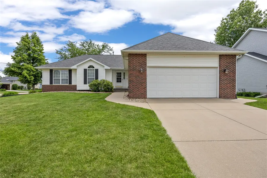 1405 Lyndhurst Dr, Hiawatha, IA 52233 - #2