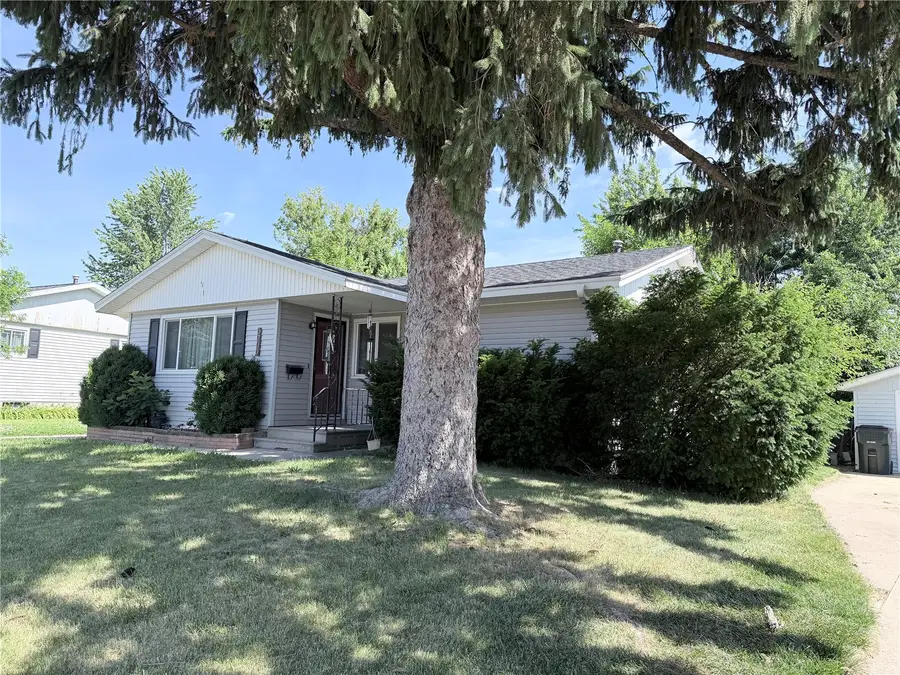 5200 Holly Avenue, Cedar Rapids, IA 52405 - #2