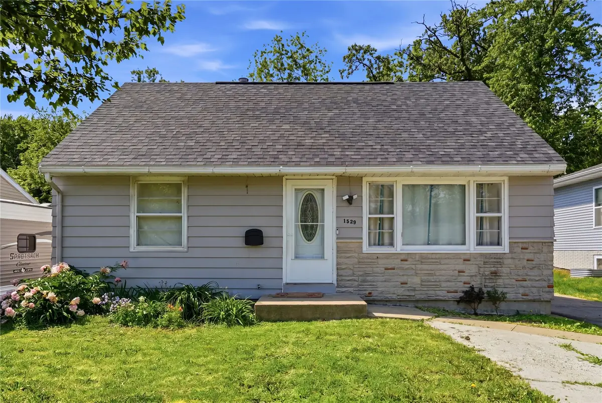 1529 E Avenue Nw, Cedar Rapids, IA 52405 - #1