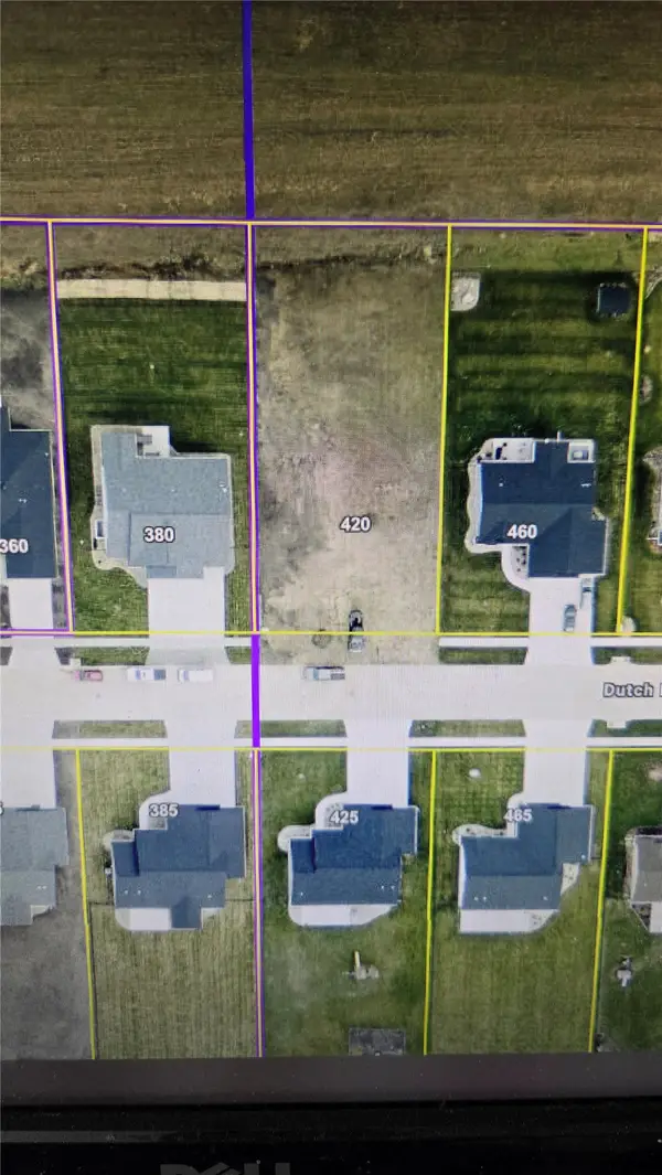 420 Dutch Dr, Robins, IA 52328