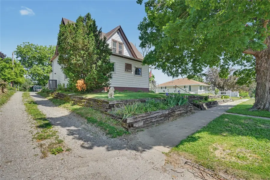 1705 7th Avenue, Belle Plaine, IA 52208 - #2