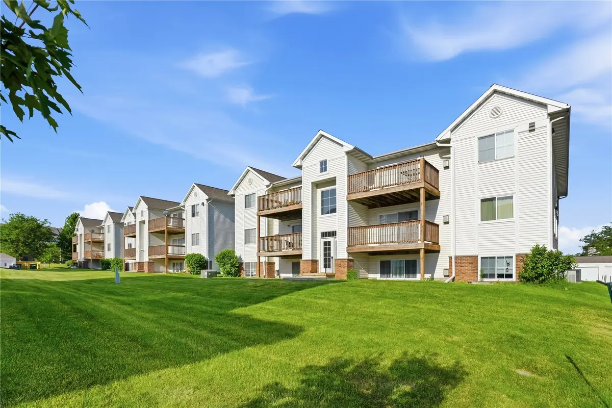 4611 1st Ave Sw #10, Cedar Rapids, IA 52404 - #1