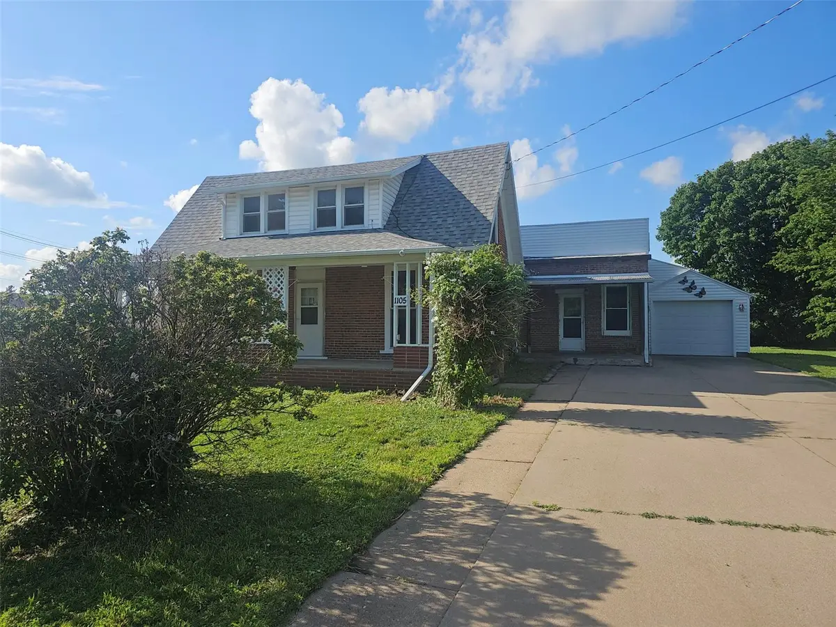 1105 5th Street E, Vinton, IA 52349 - #1